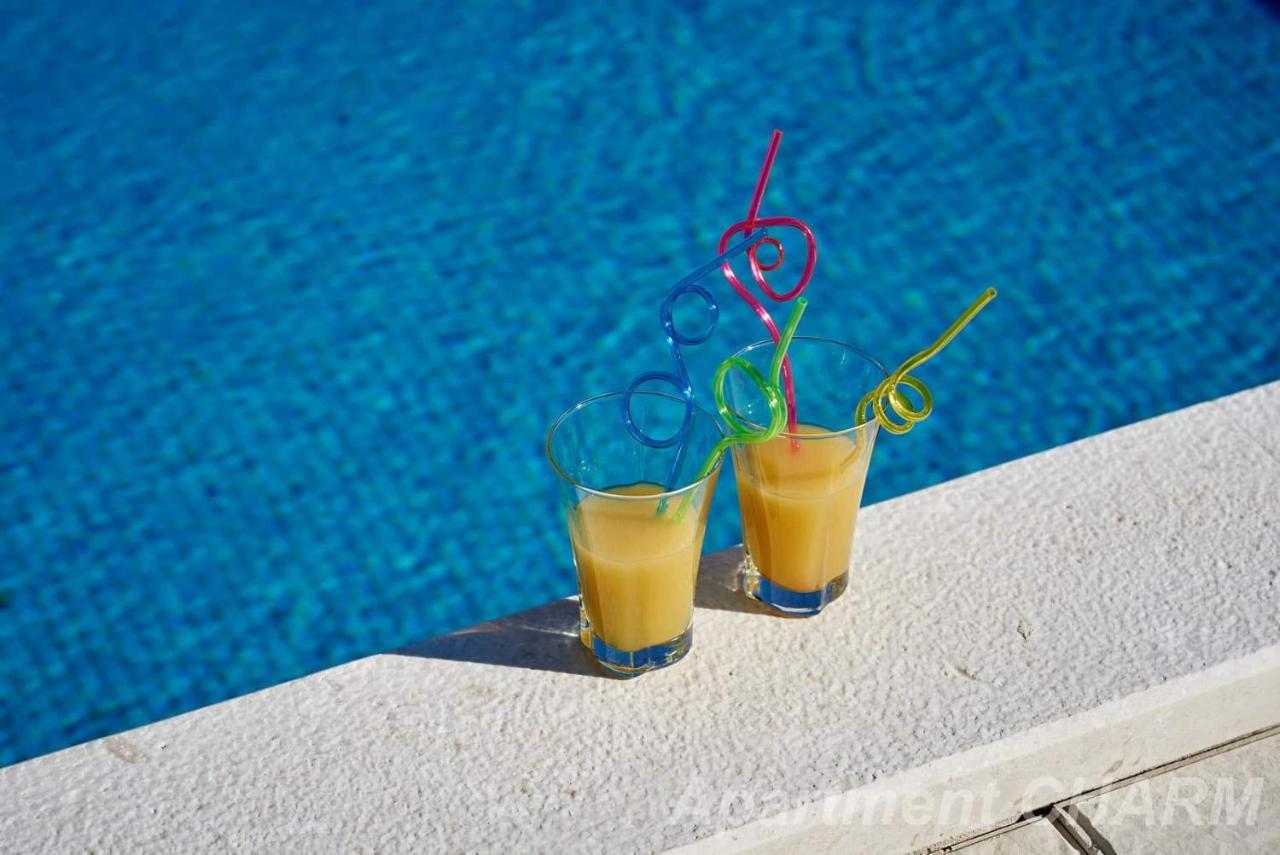 Luxury Apartment Charm With Pool 特罗吉尔 外观 照片
