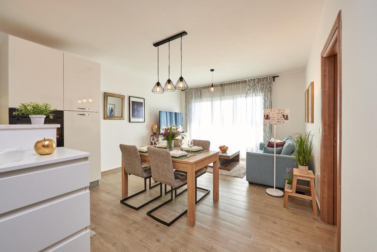 Luxury Apartment Charm With Pool 特罗吉尔 外观 照片